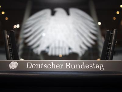 Die Abgeordneten des Bundestags sollen monatlich 830 Euro mehr verdienen. Foto: Hannibal Rednerpult