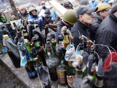 Regierungsgegner setzen Molotow-Cocktails gegen die Staatsmacht ein. Foto: Laszlo Beliczay Molotow-Cocktails