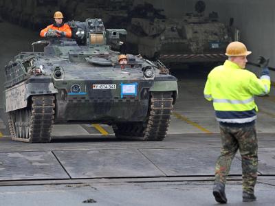 Ein Schützenpanzer «Marder» wird im Hafen von Emden entladen: Das Kettenfahrzeug gehört zu den 258 Gefechts- und Einsatzfahrzeugen der Bundeswehr, die aus Afghanistan nach Deutschland zurückgeführt werden. Foto: Ingo Wagner Rückkehr Bundeswehr-Fahrzeuge