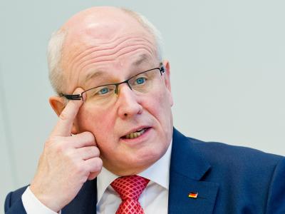 Der Unions-Fraktionsvorsitzende Volker Kauder spricht in Berlin. Foto: Daniel Bockwoldt Unions-Fraktionsvorsitzender Volker Kauder