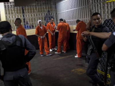 Mitglieder des Verbrechersyndikats Los Zetas in einem Gefängnis in Guatemala: Wegen eines Massakers an 27 Bauern wurden sie zu über 900 Jahren Haft verurteilt. Foto: Saúl Martinez Über 900 Jahre Haft für Massaker an Bauern in Guatemala