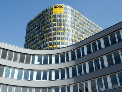 Fassade der Deutschland-Zentrale des ADAC in München: Nach Medienberichten will sich der Automobilclub von Tochterfirmen trennen, die nicht direkt zu dem Verein passen. Foto: Peter Kneffel ADAC-Zentrale