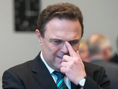 Hat sich Ex-Innenminister Friedrich wegen Geheimnisverrats strafbar gemacht? Einem Zeitungsbericht zufolge hat sich der Anfangsverdacht gegen ihn im Fall Edathy erhärtet. Foto: Maurizio Gambarini Hans-Peter Friedrich