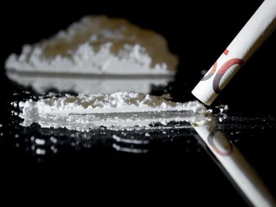 Nach Medienberichten ist der Chef-Drogenfahnder der Polizei in Kempten wegen Besitzes von 1,5 Kilogramm Kokain verhaftet worden. Foto: David Ebener/Illustration Zeitung: Chef-Drogenfahnder wegen Kokainbesitzes verhaftet