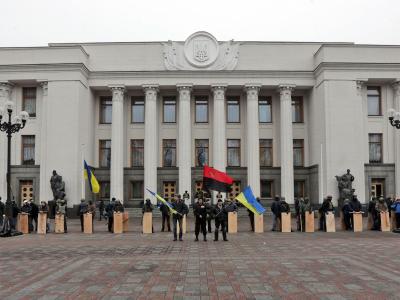 Regierungsgegner vor dem Parlament in Kiew. Foto: Maxim Shipenkov Parlament