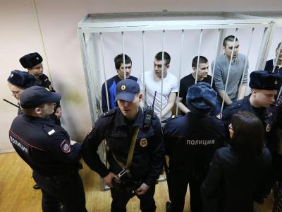Die sieben Männer und eine Frau sollen am 6. Mai 2012 an gewaltsamen Ausschreitungen in Moskau beteiligt gewesen sein. Foto: Sergei Chirikov Angeklagte