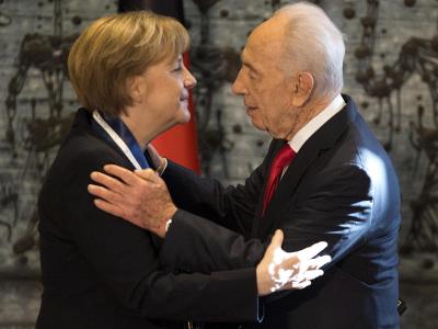 Israels Präsident Schimon Peres ehrt Angela Merkel mit dem höchsten Orden des Landes. Foto: Abir Sultan Umarmung