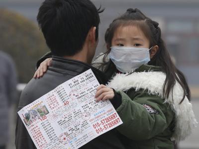 Der Smog hält den Norden und Osten Chinas weiter im Griff. In Peking stiegen die Schadstoffwerte über die kritische Marke von 500, wo der Index normalerweise aufhört. Foto: Rolex Dela Pena Peking im Smog