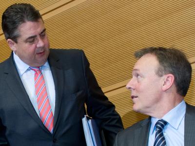 Sigmar Gabriel (l) und Thomas Oppermann haben viele SPD-Wähler verunsichert. Foto: Bernd von Jutrczenka/Archiv Gabriel und Oppermann