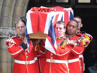 Beerdigung des Opfers Lee Rigby. Ein extremistisches Duo meuchelte den Soldaten der britischen Armee auf offener Straße, mitten in London. Die Mörder bleiben lange im Gefängnis, einer der beiden für immer. Foto: Peter Powell Beerdigung von Lee Rigby
