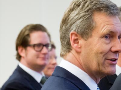 Ex-Bundespräsident Christian Wulff (r.) und der Mitangeklagte David Groenewold. Foto: Julian Stratenschulte/Archiv Wulff und Groenewold