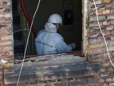 Spurensicherung durch die Kripo: Hinweise auf Brandstiftung gibt es bislang nicht. Foto: Uwe Anspach Auf Spurensuche