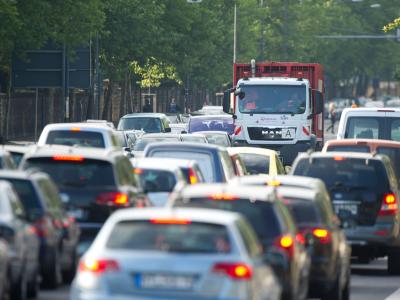 Autofahrer sollten am Wochenende viel Geduld mitbringen. Foto: Sebastian Kahnert/Archiv Stau