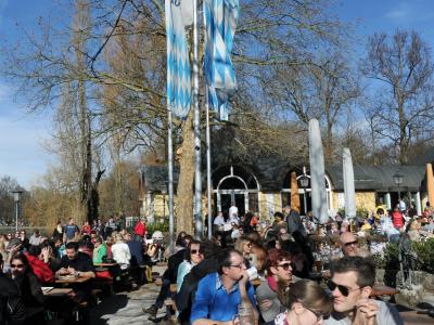 Sonnenhungrige genießen im im Englischen Garten in München ihre Brotzeit. Foto: Ursula Düren Frühling in München