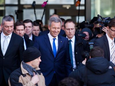 Erleichtert: Ex-Bundespräsident Christian Wulff verlässt nach der Urteilsverkündung das Landgericht. Foto: Christoph Schmidt Wulff-Prozess