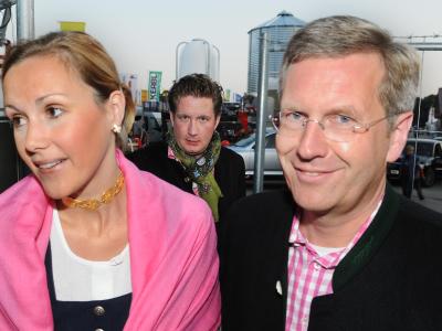 Christian Wulff, seine damalige Frau Bettina und Filmunternehmer David Groenewold im Jahr 2008 auf dem Oktoberfest in München. Foto: Felix Hörhager Oktoberfestbesuch