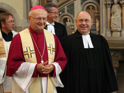 Der Vorsitzende der Bischofskonferenz, Erzbischof Zollitsch (l), und der EKD-Ratsvorsitzende Schneider. Foto: Oliver Berg/Archiv Zollitsch und Schneider