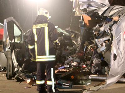 Ein Feuerwehrmann auf der A2 neben dem völlig zerstörten PKW. Foto: Oliver Schwandt Verkehrsunfall bei Lehnin