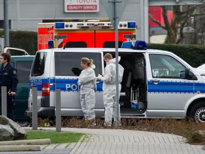 Einsatzfahrzeuge und Polizisten der Spurensicherung vor dem Bürogebäude, in dem eine Frau getötet wurde. Foto: Jan-Philipp Strobel Attacke in Düsseldorf