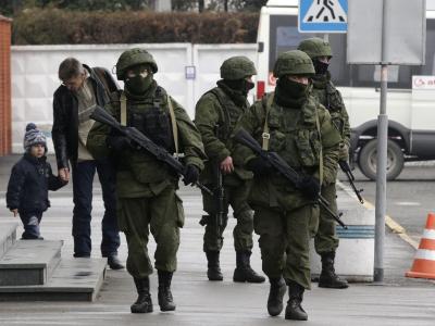 Uniformiert und schwer bewaffnet patrouillieren Männer am Flughafen in Simferopol. Foto: Maxim Shipenkov Flughafen in Simferopol