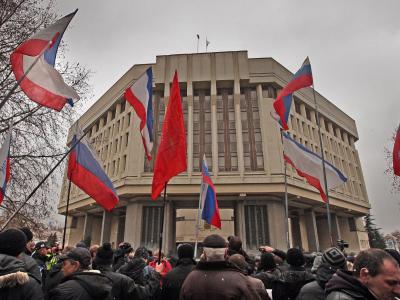 Pro-Russische Aktivisten vor dem Parlament in Simferopol auf der Krim. Foto: Arthur Shwartz Aufruhr in Simferopol