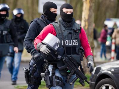 Spezialeinsatzkräfte der Polizei in Erkrath. Foto: Jan-Philipp Strobel Spezialeinsatzkräfte