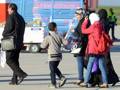 Sie haben es geschafft: Syrische Flüchtlinge kommen auf dem Flughafen Kassel-Calden in Hessen an. Foto: Uwe Zucchi/Archiv Syrien-Flüchtlinge in Kassel