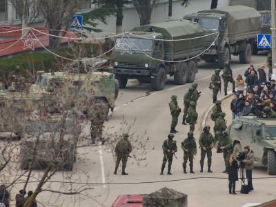 Bewaffnete blockieren eine ukrainische Militärbasis auf der Krim. Foto: Anton Pedko Bewaffnete