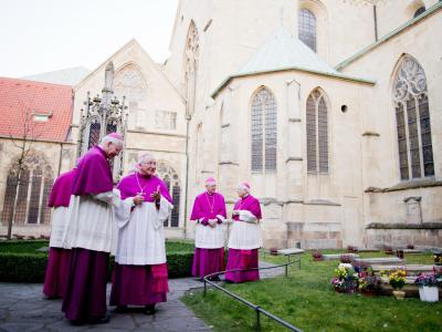 Bischöfe unterhalten sich während der Frühjahrs-Vollversammlung im Innenhof des St.-Paulus-Doms in Münster. Foto: Rolf Vennenbernd Bischofskonferenz in Münster