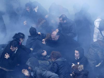 Tränengas wabert durch die Straßen von Istanbul. Foto: Tolga Bozoglu Tränengas