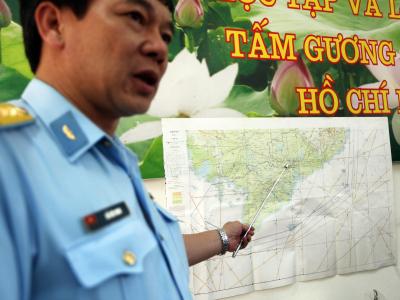 Ein vietnamesischer Luftwaffen-Offizier erläutert den Umfang des Suchgebiets. Foto: Luong Thai Linh Suchgebiet