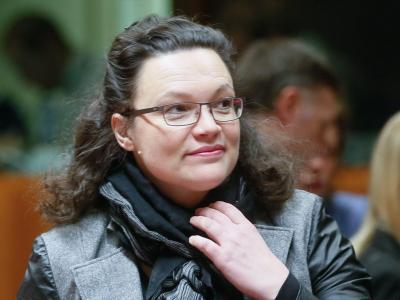 Bundesarbeitsministerin Nahles will einen Gesetzentwurf vorlegen, der von 2015 an einen flächendeckenden gesetzlichen Mindestlohn von 8,50 Euro in der Stunde vorsieht. Foto: Olivier Hoslet Bundesarbeitsministerin Andrea Nahles