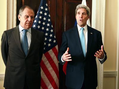 Gibt es für den Konflikt um die ukrainische Halbinsel Krim noch einen diplomatischen Ausweg? US-Außenminister Kerry (r) spricht mit seinem russischen Kollegen Lawrow - mit geringer Aussicht auf Erfolg. Foto: Sean Dempsey Lawrow und Kerry