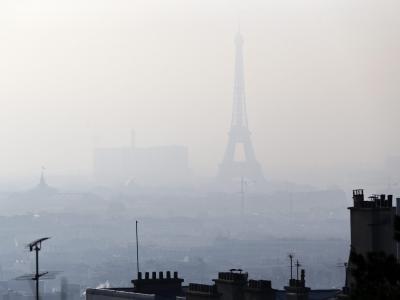 Schwer erkennbarer Eiffelturm: Seit mehreren Tagen haben die Feinstaubwerte in Paris die Grenzwerte überschritten. Foto: Yoan Valat Smog