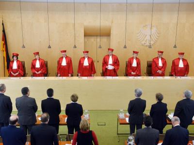 Der permanente Euro-Rettungsschirm ESM hat endgültig grünes Licht aus Karlsruhe. Offen sind jetzt noch Fragen um die Rolle der Europäischen Zentralbank. Foto: Uli Deck Bundesverfassungsgericht verkündet Urteil zu Euro-Rettungsschirm