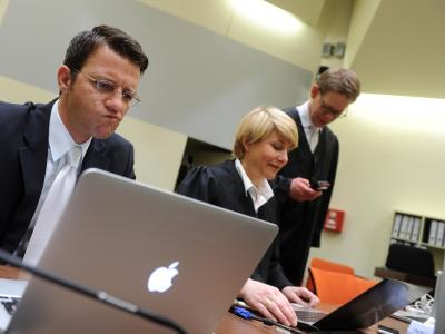 Die Anwälte Wolfgang Stahl (l-r), Anja Sturm und Wolfgang Herr sitzen im Gerichtssaal in München (Bayern) vor Prozessbeginn zusammen. Foto: Tobias Hase NSU Prozess