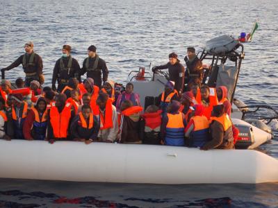 Flüchtlinge vor der italienischen Küste: Viele von ihnen wollen weiter nach Deutschland. Foto: Marina Militare Flüchtlinge