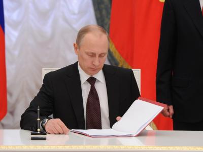 Putin besiegelt den Anschluss der Krim an Russland. Foto: Mikhail Klimentyev / Ria Novosti Putin