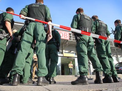 Bei einer Schießerei in einem Zug wurden zwei Polizisten verletzt, ein Mann starb. Foto: Karl-Josef Hildenbrand Eskalation
