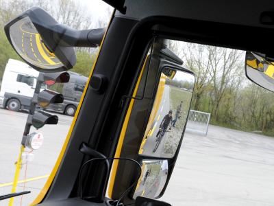 Im «toten Winkel»: Ein Fahrradfahrer während einer Pressevorführung auf einer Lkw-Teststrecke bei München. Foto: Peter Kneffel/Archiv Lkw-Spiegel ohne «toten Winkel»