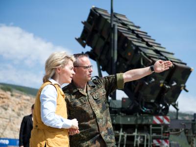 Oberst Stefan Drexler, der Kontingentführer des Einsatzkontingents Active Fence Turkey, zeigt seiner Ministerin die Patriot-Anlagen. Foto: Bernd von Jutrczenka Patriot-Anlagen