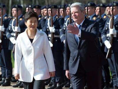 Bundespräsident Joachim Gauck begrüßt am Schloss Bellevue die südkoreanische Präsidentin Park Geun Hye. Foto: Maurizio Gambarini Park und Gauck