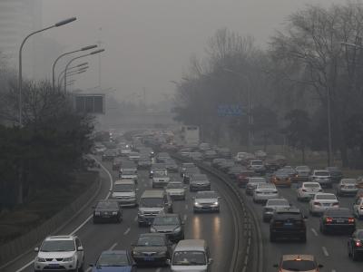 Die Behörden in Peking haben die zweithöchste Alarmstufe «Gelb» ausgerufen. Foto: Rolex Dela Pena/Archiv Smog in China