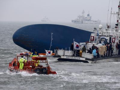 Rettungseinsatz am Wrack der gesunkenen Fähre. Foto: Jeon Heon-Kyun Gesunkene Fähre