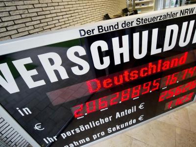 Schuldenuhr beim Bund der Steuerzahler in Düsseldorf. Foto: Jan-Philipp Strobel/Archiv Schuldenuhr