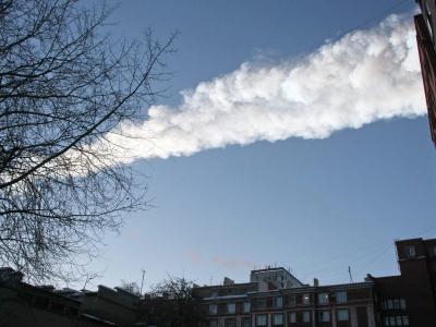 Der Kondensstreifen eines Meteoriten über der Stadt Tscheljabinsk am 15. Februar 2013. Foto: Vyacheslav Nikulin/Archiv Meteorit über Tscheljabinsk