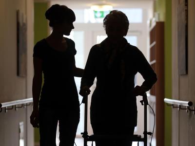 Der Sozialverband VdK will per Klage in Karlsruhe Mindeststandards in der Pflege festlegen lassen. Vertreter der großen Koalition bleiben gelassen. Foto: Oliver Berg Pflege