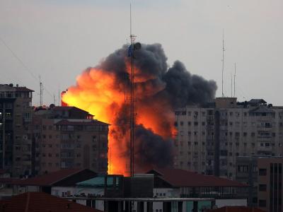 Israelische Luftangriffe auf den Al Zafir tower in Gaza-Stadt. Foto: Mohammed Saber Israelische Luftangriffe