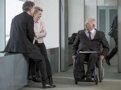 Bundesfinanzminister Wolfgang Schäuble im Gespräch mit Kollegen. Foto: Michael Kappeler Vor der Kabinettssitzung