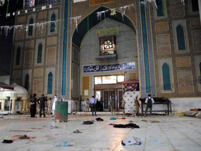 Innenansicht des Sufi-Schreins Lal Shahbaz Qalandar nach dem Sprengstoffanschlag. Foto: Pacific Press/dpa Anschlag auf Sufi-Schrein
